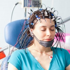 Как происходит электроэнцефалография головного мозга, вредна ли она